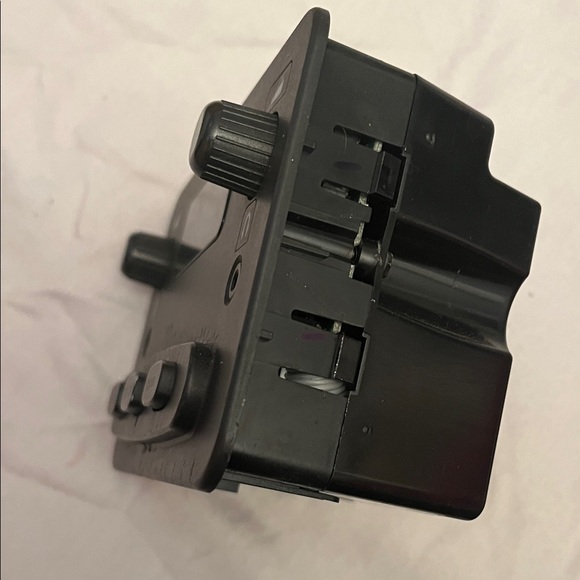 2003-2007 Hummer H2 Console Mounted Rear Audio Control - Picture 5 of 8